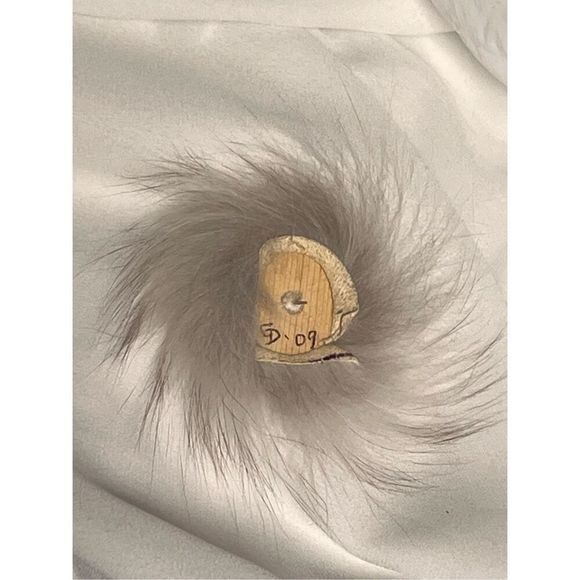 Hand Carved Inuit Native Face Singing Wood Brooch With Fox Fur - Picture 4 of 9